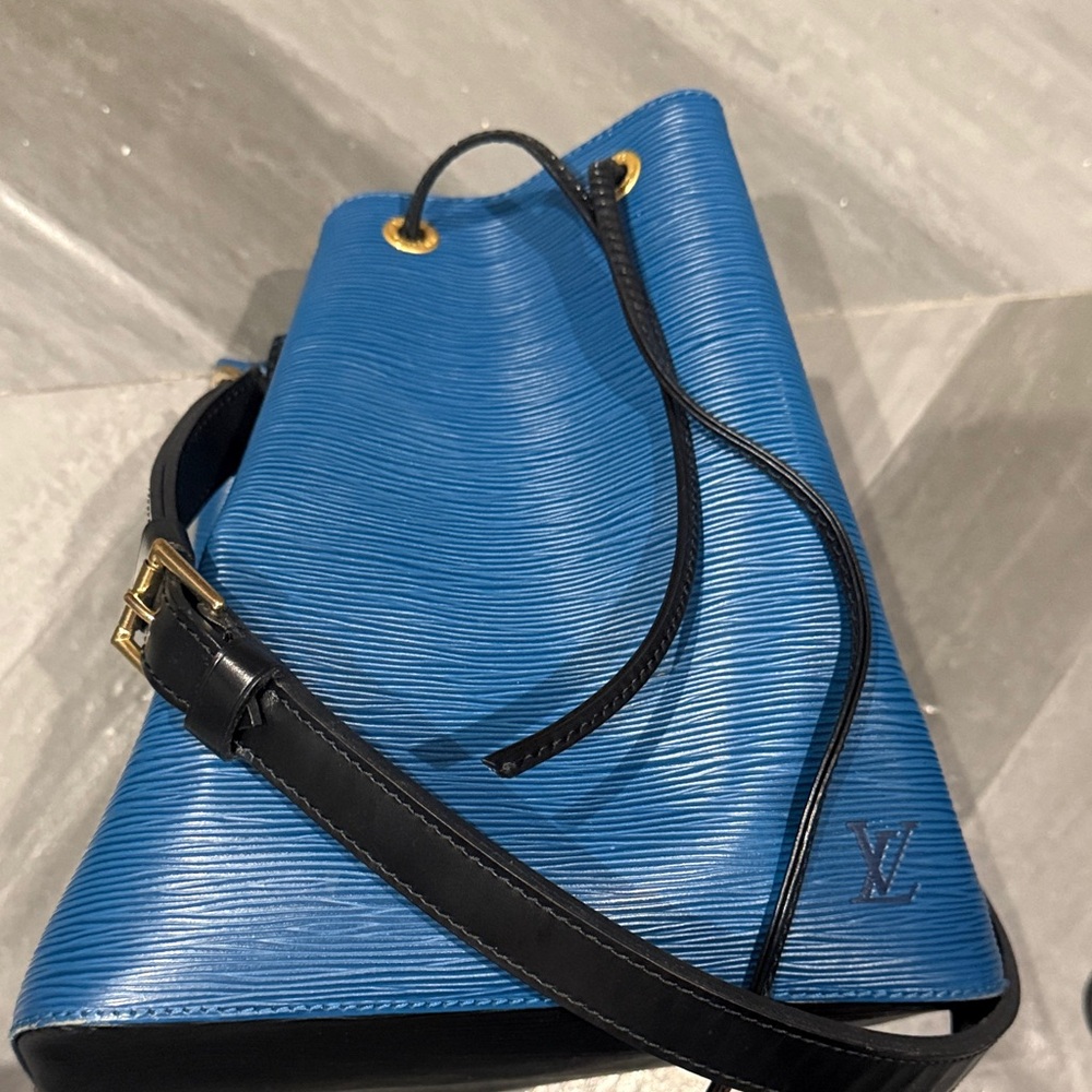 Louis Vuitton Bright Blue Epi Leather Drawstring Shoulder Bag with Black Strap